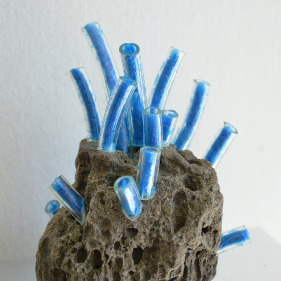 Tiziana Abretti, Ålvik, contemporary sculpture, scultura contemporanea, pietra, plastica, materiali naturali e artificiali